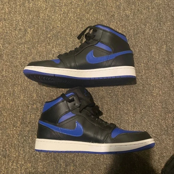 Air Jordan 1 Mid ‘Black Hyper Royal’ - Picture 2 of 9